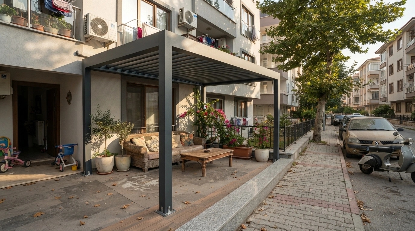 Kadınlar Denizi'nde otel terasına kurulmuş dönen kanatlı bioklimatik pergola