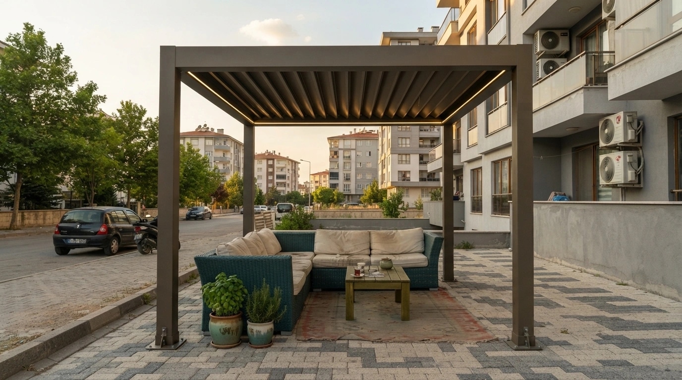 Soğucak'ta villa bahçesine kurulmuş bioklimatik pergola sistemi