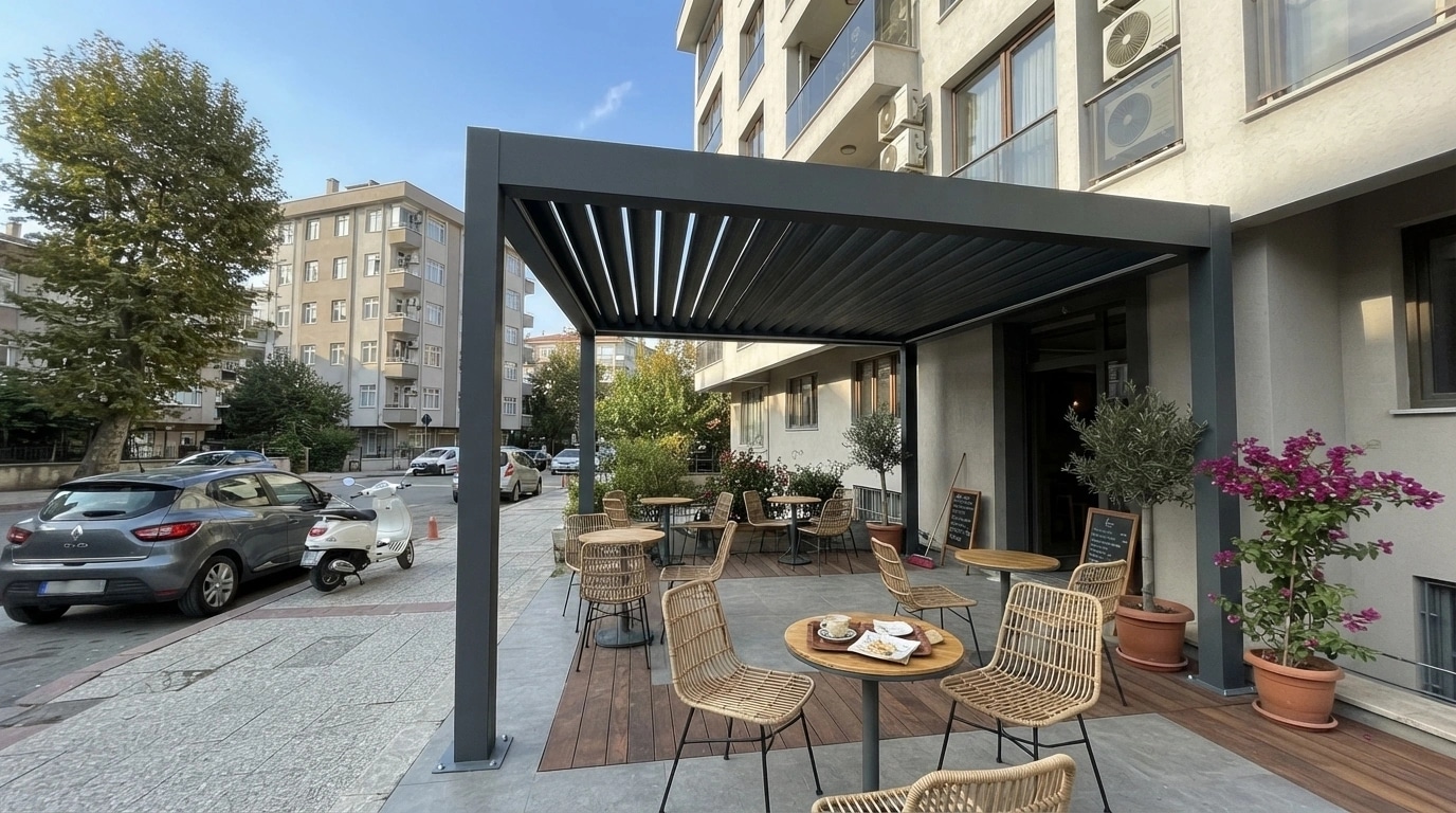 Kuşadası'nda otel bahçesine kurulmuş rollingroof pergola sistemi
