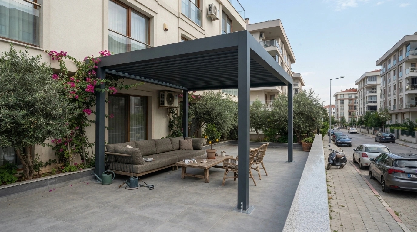 Kuşadası'nda deniz manzaralı otel terasına kurulmuş bioklimatik pergola sistemi